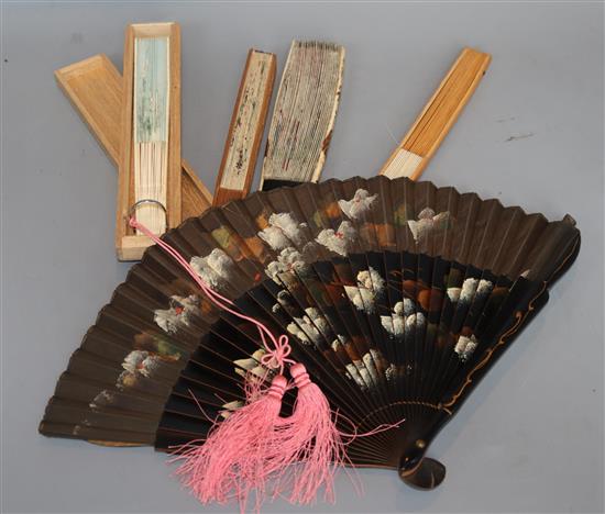 Three Chinese fans and two Japanese fans with bone guards, 19th/20th century 20 - 30.5cm (5)